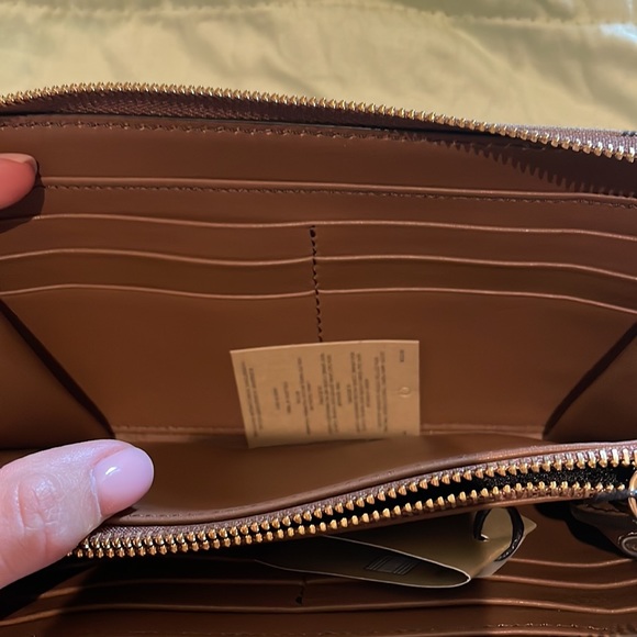 Authentic Burberry Wallet NWT - Picture 5 of 7